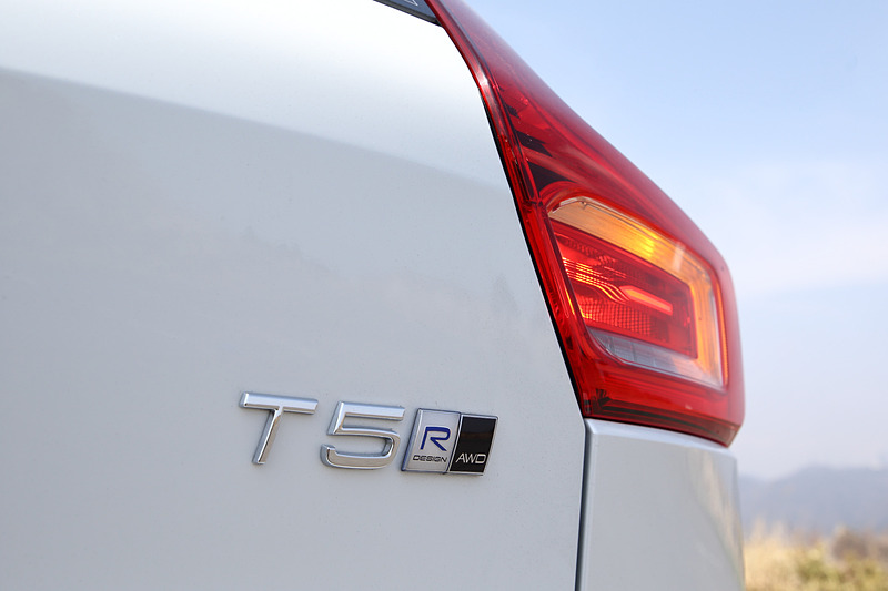 エクステリアでは上級モデルのXC90やXC60などで採用する北欧神話の「トール・ハンマー」をモチーフとしたT字型ヘッドライトや、上部まで伸びるリアコンビネーションランプなどを継承する一方で、XC90やXC60に比べてよりスポーティでカジュアルなスタイリングを特徴とする。足下では20インチアルミホイールを装着。ボンネットの助手席側にある樹脂製のスウェーデン国旗のアクセサリーは、初期納車分だけに設定されたもの