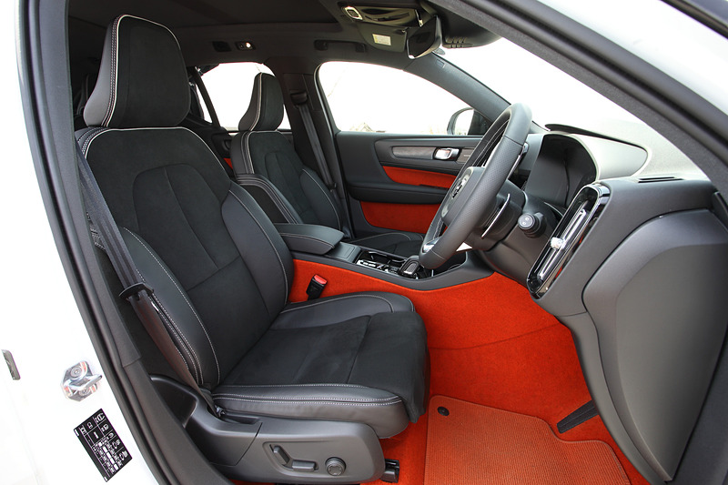 R-Designはシート表皮に専用ヌバック/ファインナッパレザーのコンビネーションを採用