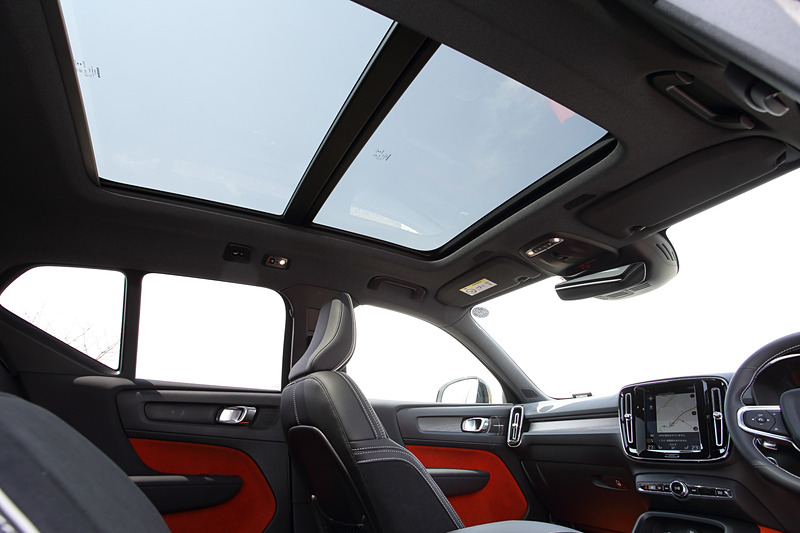 R-Designにオプション設定される「Lava」（オレンジ）のフロアカーペット＆ドアトリムを採用したインテリア。