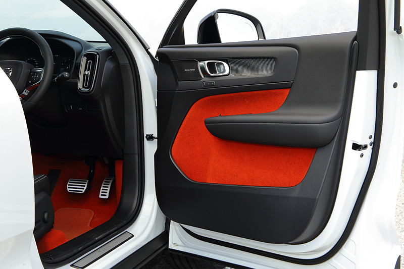 オーディオシステムでは、エンジンルームとキャビンの間の空間をエンクロージャーとして活用する「エアウーファーテクノロジー」を標準装備。撮影車は「haman/kardonプレミアムサウンド・オーディオシステム」も装備