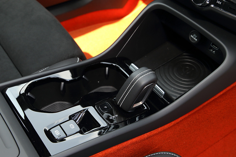 R-Designにオプション設定される「Lava」（オレンジ）のフロアカーペット＆ドアトリムを採用したインテリア。