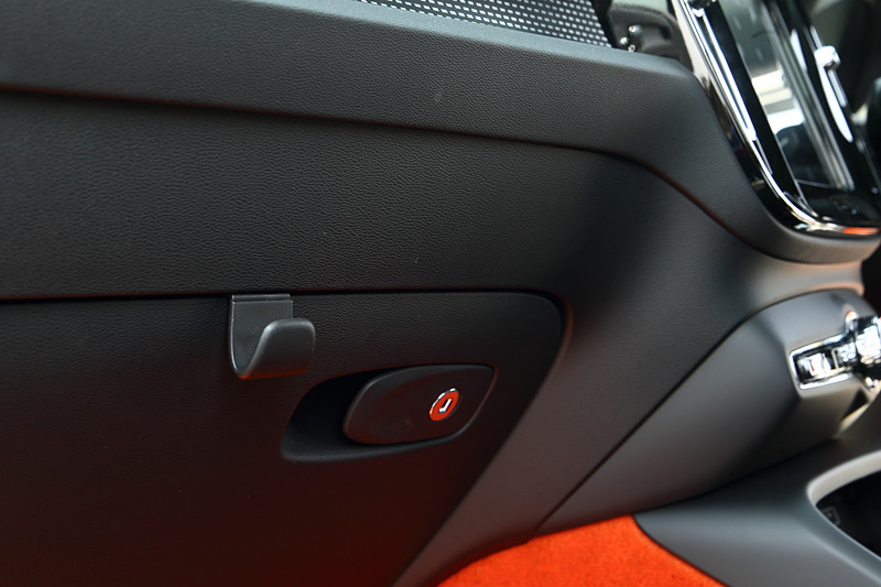 グローブボックスにはバッグがかけられるリトラクタブルフックが備わるほか、センターアームレストの下にはボックスティッシュが入る収納スペースを備え、さらにその前方にはダストボックスも用意。そのほかスマートフォンを置くだけで充電できる「ワイヤレス・スマートフォン・チャージ」を採用するなど、利便性にもこだわった造りになっている