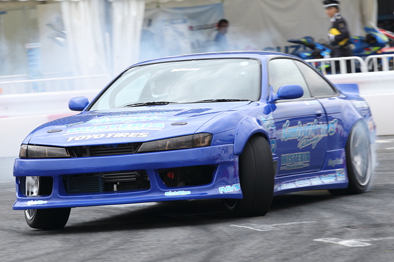 ドリフトする「Team TOYOTIRES Drift WISTERIA S14」に体験同乗走行してきた