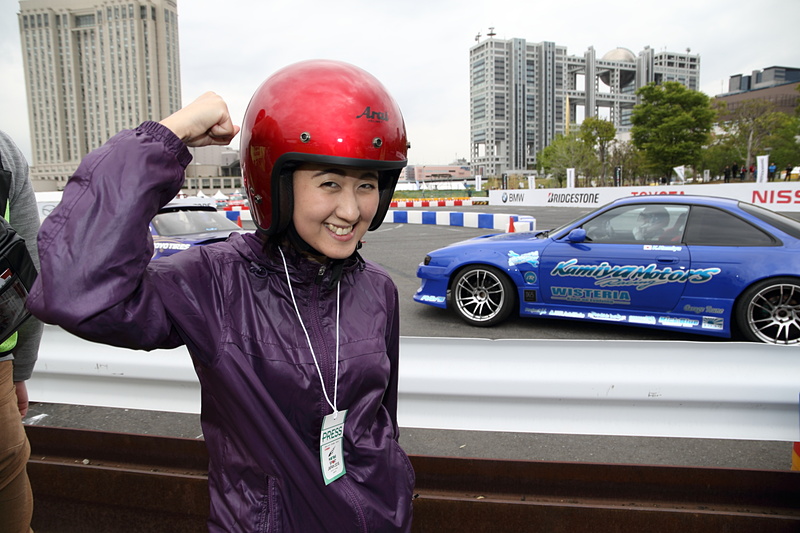 ヘルメットを装着！　同乗するのは「Team TOYOTIRES Drift WISTERIA S14」