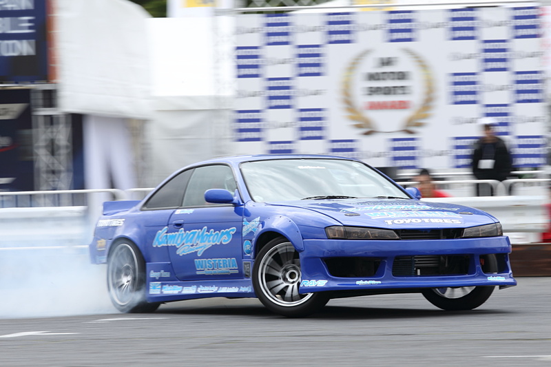 タイヤスモークを上げての走行（乗っている時には分からなかったが、こんなにモクモクしていたのか……）