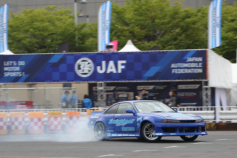 タイヤスモークを上げての走行（乗っている時には分からなかったが、こんなにモクモクしていたのか……）