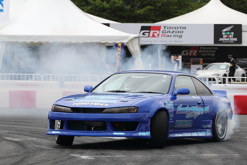 タイヤスモークを上げての走行（乗っている時には分からなかったが、こんなにモクモクしていたのか……）