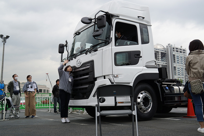 大型車、乗用車、二輪車からの見え方、死角の確認