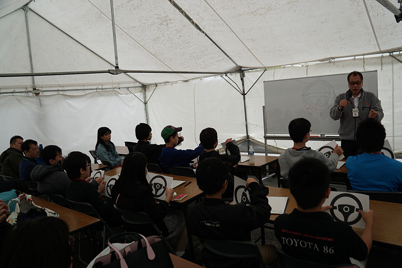 ステアリング操作の基本など菰田氏による座学が行なわれた