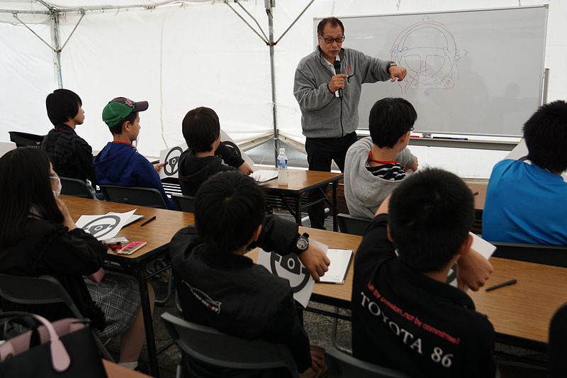 ステアリング操作の基本など菰田氏による座学が行なわれた