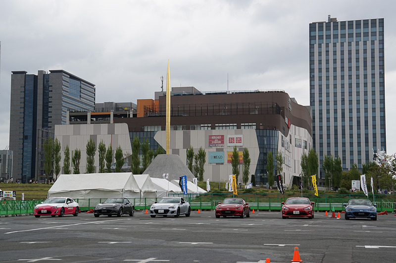 講習にはマツダ「ロードスター」、トヨタ自動車「86」、スバル「BRZ」といったスポーツカーを使用