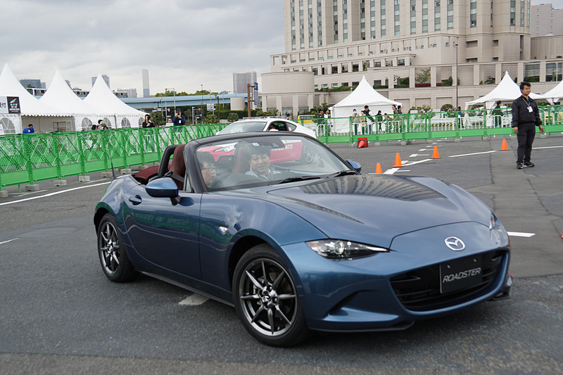 マツダ「ロードスター」、トヨタ自動車「86」、スバル「BRZ」といったスポーツカーを使用して、18歳以下の若者が運転体験する「U-18 運転予備校」