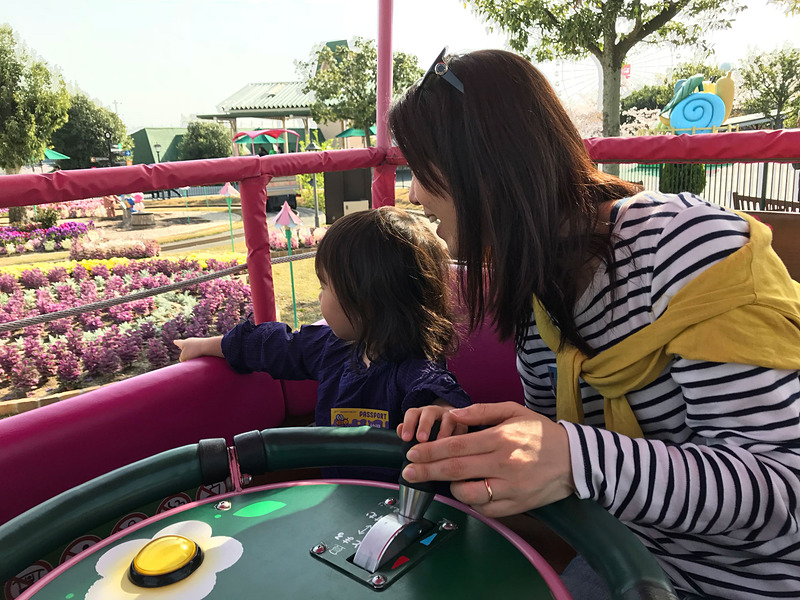 「チララのフラワーワゴン」はお花畑の中をの～んびり回れる、と思いきや、アクセルとブレーキが自分で操作できるので、後ろから男の子に猛スピードで追いかけられたり、けっこうドキドキでした