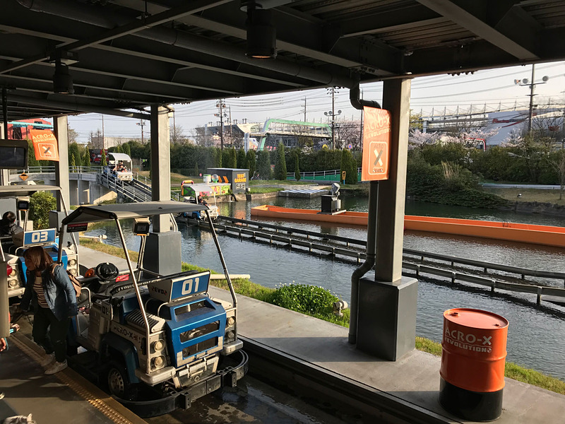 「アクロエックス　エボリューション」はこの日、60分待ちの大人気。4人まで一緒に乗れて、同乗は2歳から、1人で乗れるのは小学3年生以上からです