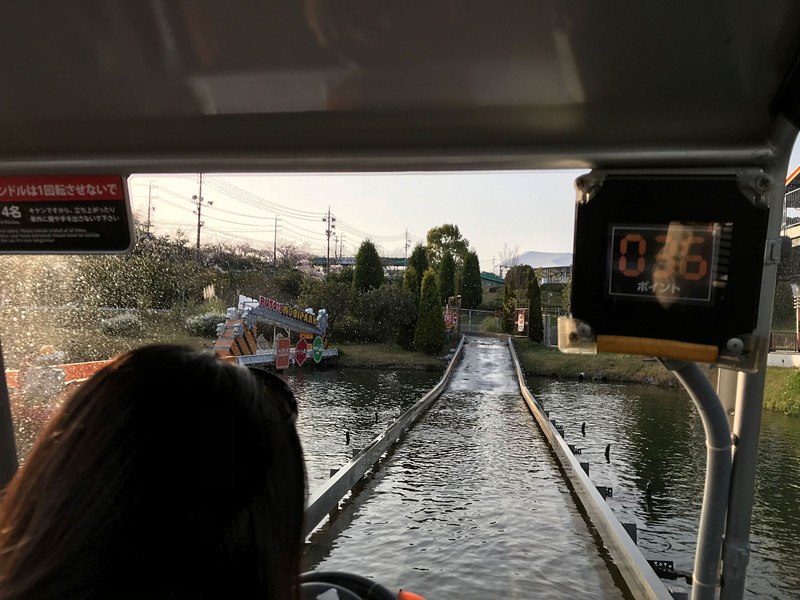 「アクロエックス エボリューション」は、けっこう揺れるオフロードマシンで、いよいよ水の中にバッシャーン！　ほかにも2本橋テスト、ツルツルわだちテストなど、12種類のテストエリアが待ち受けていて、得点も表示されます。そのレベルに応じて、A級ライセンス、S級ライセンスが発行できるのも子供たちのやる気をそそりますよね