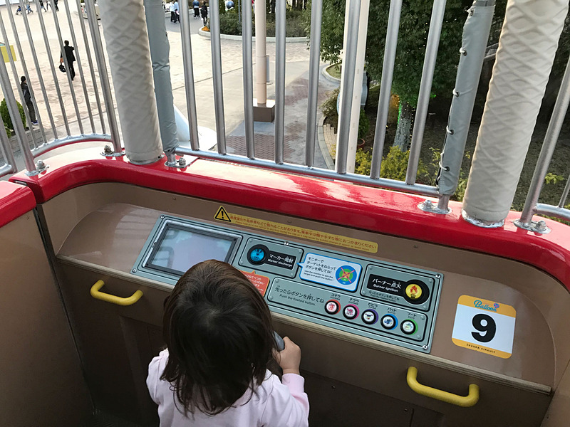 熱気球のカタチをした「ルンルンバルーン」は、遊園地では珍しい立ち乗り。確かに本物の熱気球もそうですよね。子供向けとはいえ、できる限り本物に忠実な乗り物にしているところは、さすがホンダのお膝元だなぁと感心しました