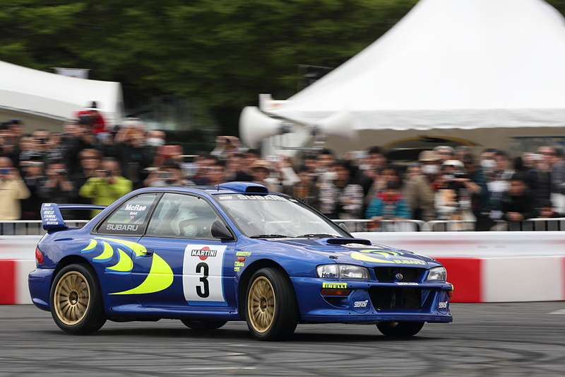 ラリーカーのデモラン。スズキ スイフトやスバル WRXといった全日本ラリー参戦マシンのほか、新井敏弘選手によるインプレッサ WRC（1998）の走行も行なわれた