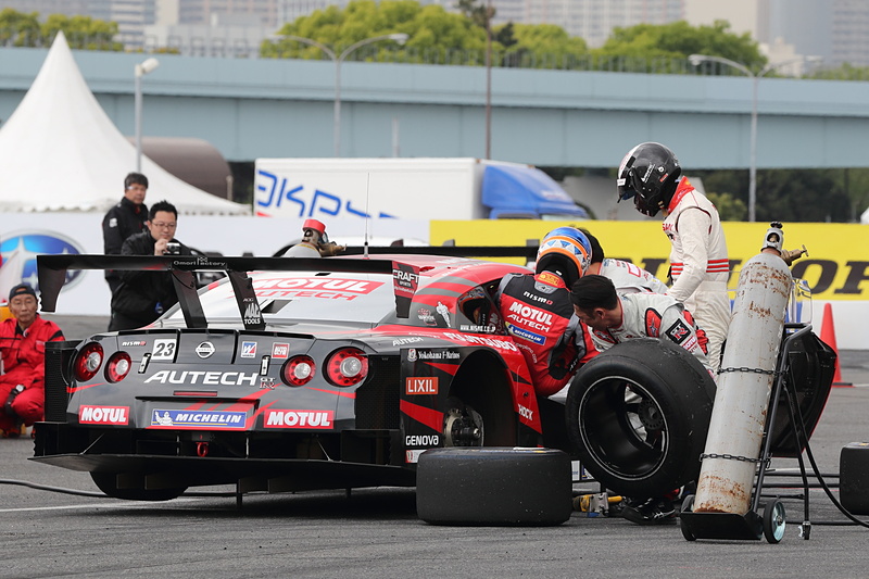 SUPER GTマシンのデモランは、レスサスvs.日産のピット作業（タイヤ交換/ドライバー交代）のタイム計測バトルで行なわれた。ピットクルーの作業を間近に見られる滅多にないチャンスだ