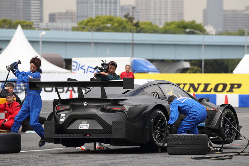 SUPER GTマシンのデモランは、レスサスvs.日産のピット作業（タイヤ交換/ドライバー交代）のタイム計測バトルで行なわれた。ピットクルーの作業を間近に見られる滅多にないチャンスだ