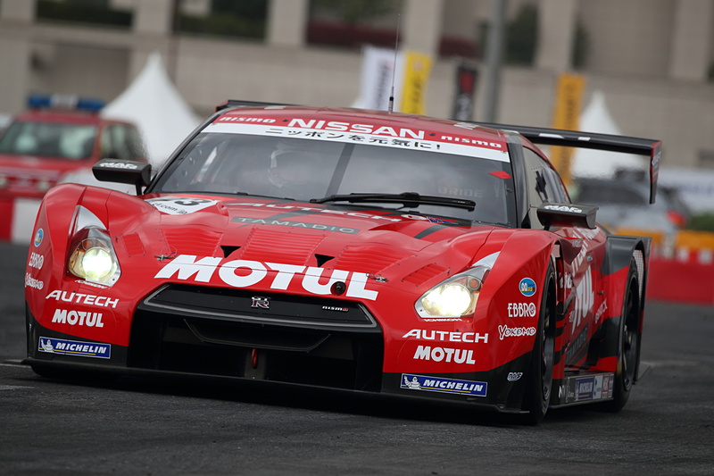 SUPER GTマシンのデモランは、レスサスvs.日産のピット作業（タイヤ交換/ドライバー交代）のタイム計測バトルで行なわれた。ピットクルーの作業を間近に見られる滅多にないチャンスだ