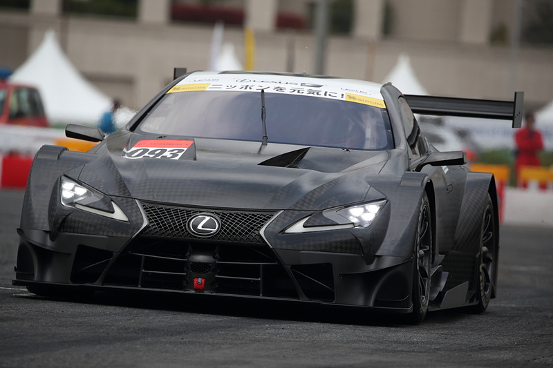 SUPER GTマシンのデモランは、レスサスvs.日産のピット作業（タイヤ交換/ドライバー交代）のタイム計測バトルで行なわれた。ピットクルーの作業を間近に見られる滅多にないチャンスだ