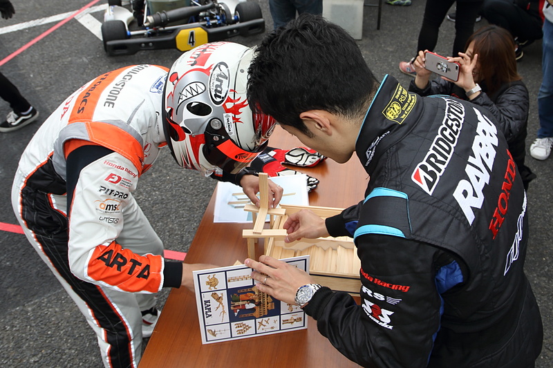 ホンダチームの井沢選手は山本選手とのコンビで積み木に挑む