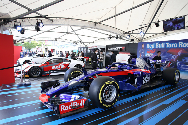 F1世界選手権を戦うRed Bull Toro Rosso STR13 PrototypeやMotoGPマシンのRC213Vのほか、マカオで参戦したNSX GT3など、2輪、4輪を多数展示したホンダブース。各メーカーがさまざまなカテゴリーのマシンを多数展示した