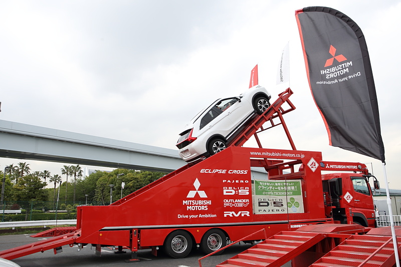 各展示ブースではプロドライバーと会えるチャンスも多数