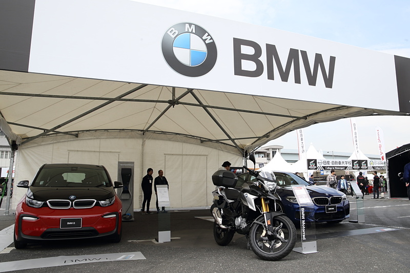 アウディ、BMW、メルセデス・ベンツのドイツ3メーカーは展示のほか、特設走行エリアでの同乗デモランも行なった
