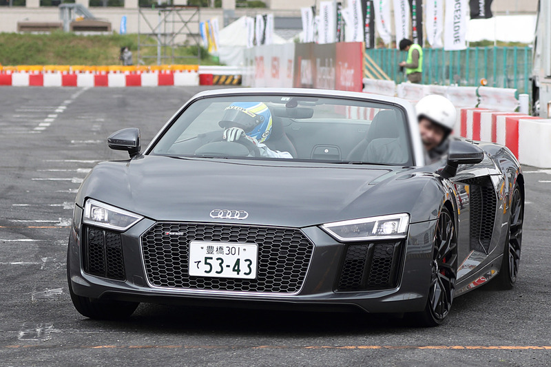 アウディ、BMW、メルセデス・ベンツのドイツ3メーカーは展示のほか、特設走行エリアでの同乗デモランも行なった