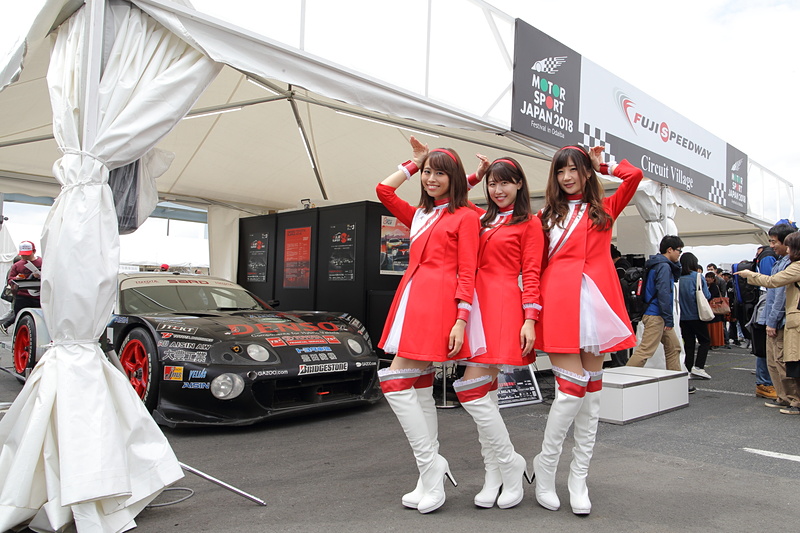 富士スピードウェイブース。ゴールデンウィークにSUPER GT 500kmレース、6月にS耐24時間、10月にWEC（世界耐久選手権）開催と、長距離レース目白押しの富士スピードウェイは「耐久の富士」をアピール。かつて十勝24時間レースを制したハイブリッドマシン スープラHV-Rも展示した
