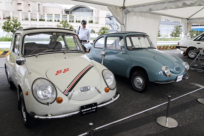「Legend of the SUBARU」で展示されたスバル 360 ヤングSSは、2017年にアメリカで行なわれたグレートレース2017への参加車両（左）。青いスバル 360は1958年に60台生産された増加試作型と呼ばれる貴重な初期モデルだ（右）