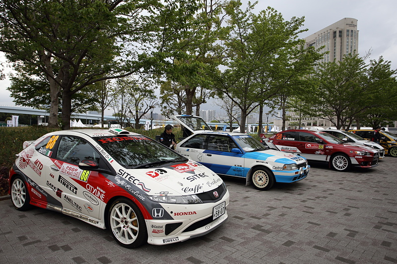 それぞれのオーナーの思い入れを感じるレプリカモデルの完成度が素晴らしい展示。例年同様、スタート/フィニッシュ ポディウム風ゲートも用意された