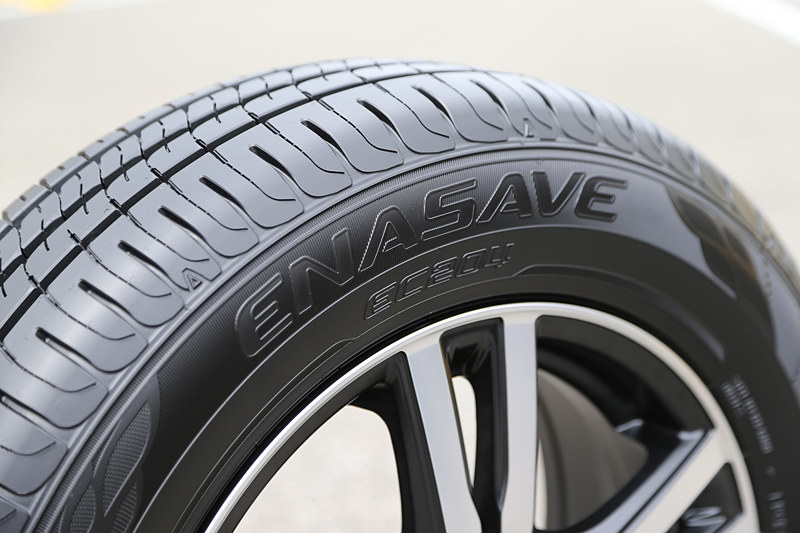 非対称パターンの採用によりトレッド部アウト側のブロック剛性を高めるとともに、新プロファイルの採用でタイヤの接地圧を均一化し、耐偏摩耗性能を従来の「エナセーブ EC203」から16％向上。また、タイヤのトレッド面に占めるブロック面積の比率となるランド比をアップさせ、タイヤの接地面積を増加させることで接地圧を分散し、耐摩耗性能を4％向上することに成功している