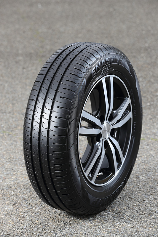 2月に発売されたスタンダードタイヤ「エナセーブ EC204」。国内タイヤラベリング制度で転がり抵抗性能「AA」、ウェットグリップ性能「c」を獲得する低燃費タイヤだ