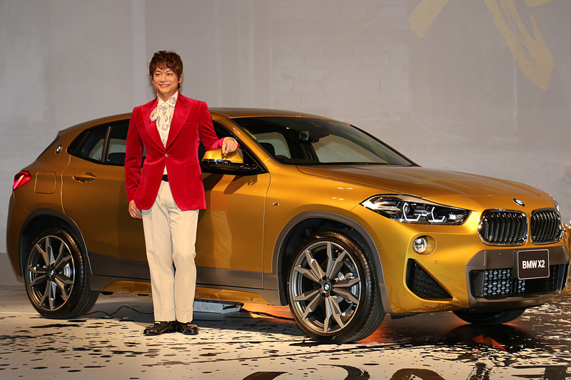 新型「X2」の発表会に登場した香取慎吾氏