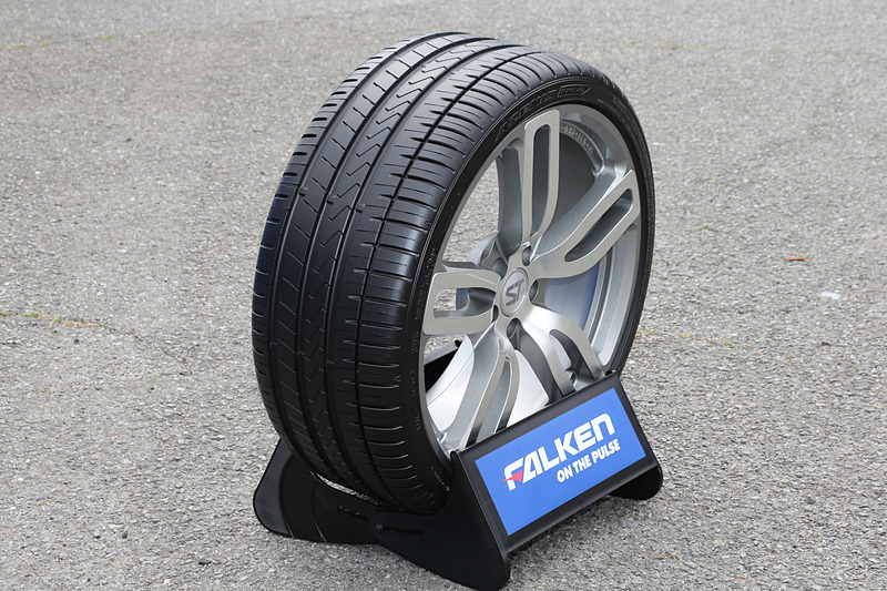 排水性の高いパターンデザインとして、広くて深い主溝と水膜を効果的に除去する「ブレードサイプ」を採用。独自の新材料開発技術「4D NANO DESIGN（フォーディー ナノ デザイン）」によりポリマーをナノレベルで最適化するとともに、シリカを高充填したシリカコンパウンドを採用して、ゴム全体の剛性を確保しながら接地面だけを柔らかくすることに成功。これらの技術により、耐ハイドロプレーニング性能やウェットグリップ性能を高めている