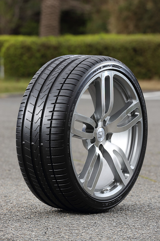 2月から発売されたファルケンブランドのプレミアムタイヤ「AZENIS FK510（アゼニス エフケーゴーイチゼロ）」。SUV用の「FK510 SUV」、ランフラットタイヤ「FK510 RUNFLAT」の3種類を展開し、いずれも接地圧分布を最適化する非対称パターンを採用して高速コーナーなどで高負荷がかかるアウト側のトレッドを高剛性化。さらに円形に近い最新のプロファイルでサイドウォールの柔軟性を高めるなど、高速操縦安定性能を向上しているのが特徴