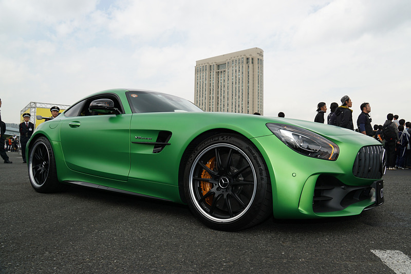 記者はメルセデスAMG GT Rに同乗