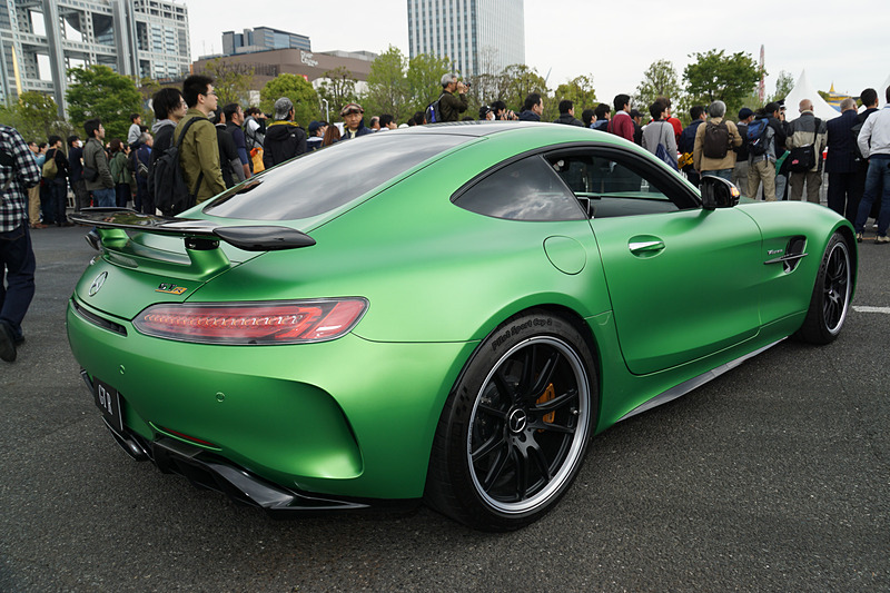記者はメルセデスAMG GT Rに同乗