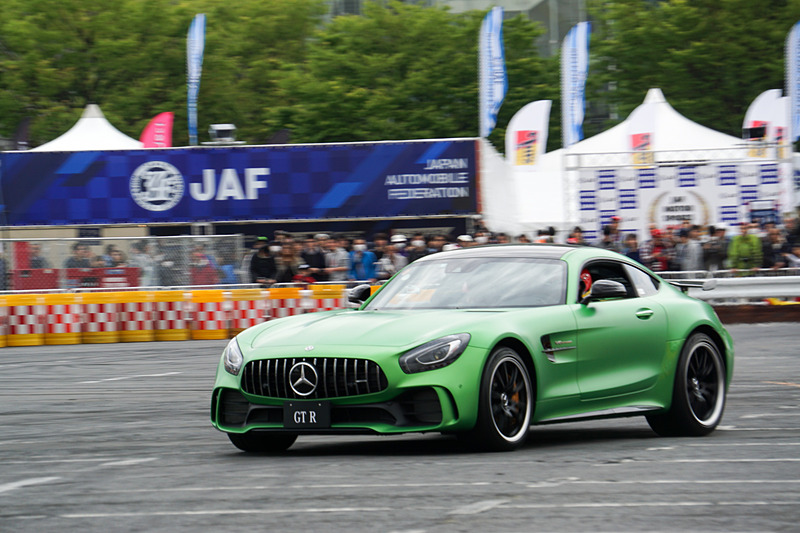 弊誌でもおなじみの元ラリードライバー日下部保雄氏のドライブするメルセデス・ベンツ「メルセデスAMG GT R」に同乗してきた