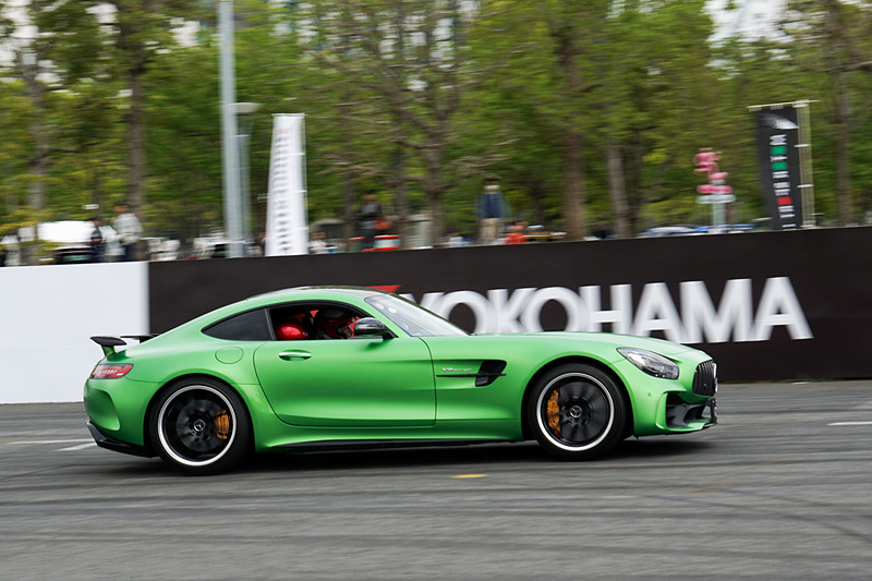 クローズドコースを右へ左へ……