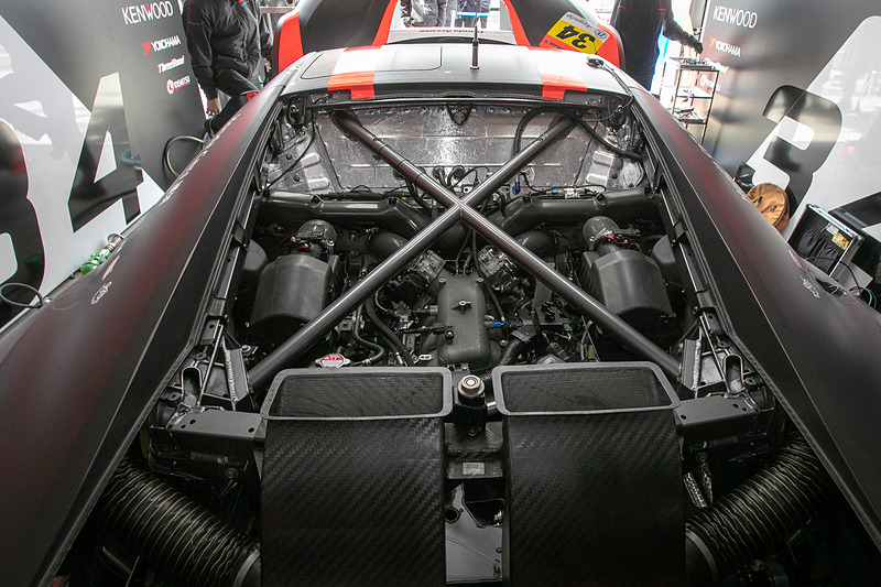 NSX GT3の細部。エンジンフードを開けたところ。搭載するのは3.5リッターのV型6気筒ツインターボエンジン