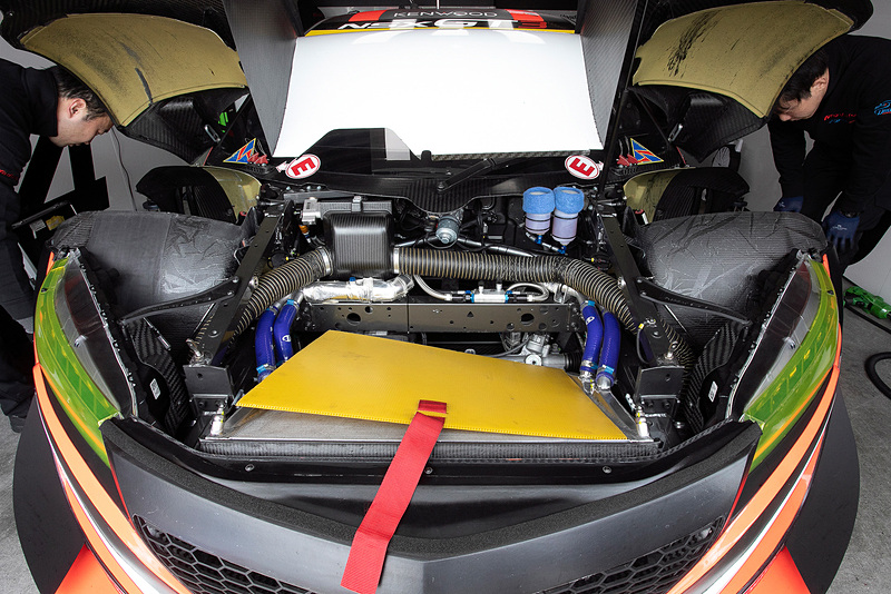 フロントカウルの奥には大型のラジエター