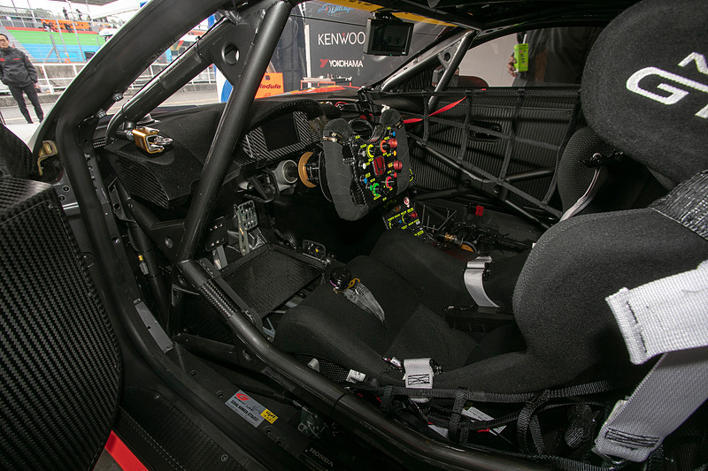 コクピット。ステアリング位置は左だ