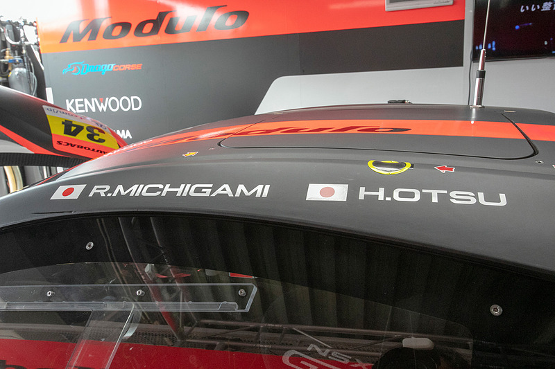 ルーフには2人のドライバーの名前が入れられている