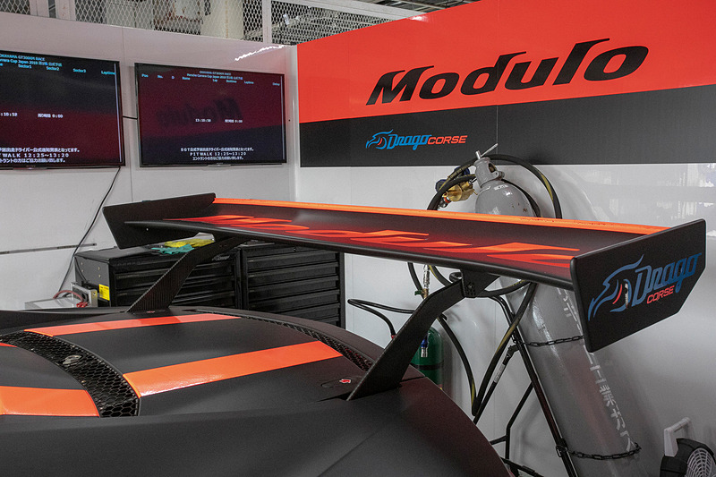 公式練習時は翼端板の色が蛍光オレンジだったが、岡山ではマットブラックになっていた