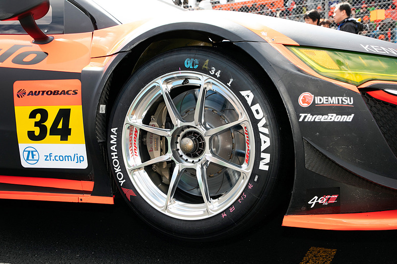 ホイールはホンダアクセス製の「Moduloレーシングホイール」を装着。市販のNSX用に発売されているホンダアクセス製「MR-R03」とイメージを共通化したもの。表面はシルバーのアルマイト処理。キレイかつカッコよく、走行中も存在感がある