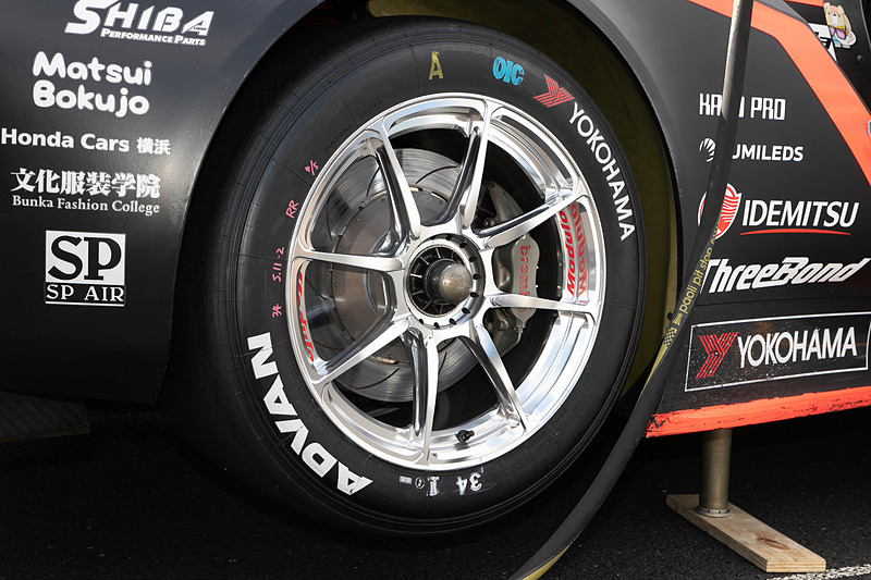 ホイールはホンダアクセス製の「Moduloレーシングホイール」を装着。市販のNSX用に発売されているホンダアクセス製「MR-R03」とイメージを共通化したもの。表面はシルバーのアルマイト処理。キレイかつカッコよく、走行中も存在感がある