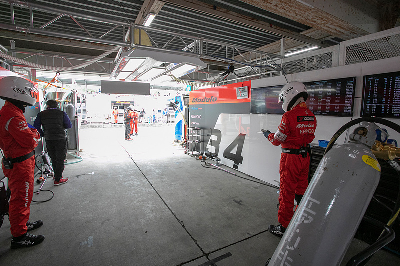 34号車が収まるピット。用意されている工具は想像していたよりも少なめだった。天井には作業用の大型ライトが取り付けられている